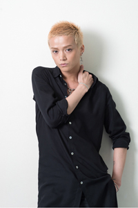 三浦涼介　シャツ：kujaku　パンツ：RE QUALITY　シューズ：SHOE BAR　撮影：後藤麻由香　