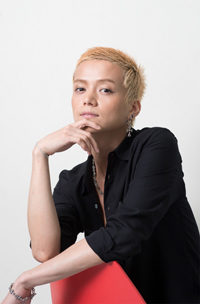 三浦涼介　シャツ：kujaku　パンツ：RE QUALITY　シューズ：SHOE BAR　撮影：後藤麻由香　