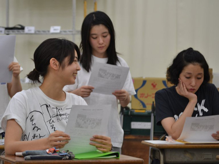 本広克行が、若き女優達と平田オリザの戯曲『転校生』上演