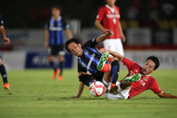 写真左より二川孝広(ガンバ大阪)、磯村亮太(名古屋グランパス)　(c)J.LEAGUE PHOTOS