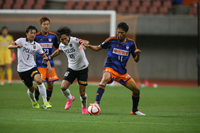 写真左より、梅崎司(浦和レッズ)、山本康裕(アルビレックス新潟)、森脇良太(浦和)、指宿洋史(新潟)　(c)J.LEAGUE PHOTOS