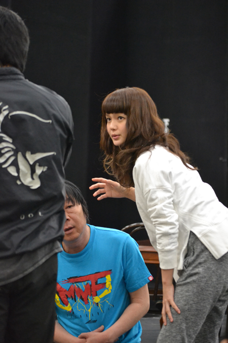 稽古場より。古田新太、多部未華子