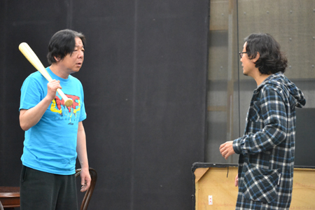 稽古場より。古田新太、中山祐一朗