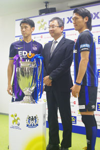 写真左より、水本裕貴(サンフレッチェ広島)、村井満Ｊリーグチェアマン、丹羽大輝(ガンバ大阪)