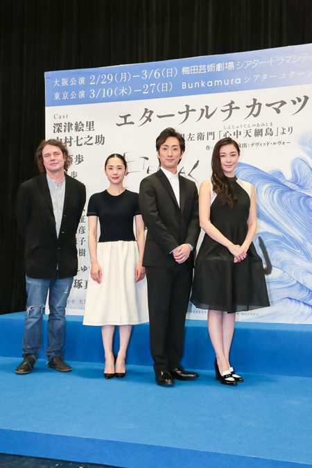 左から、デヴィッド・ルヴォー、深津絵里、中村七之助、伊藤歩　　撮影：福井麻衣子