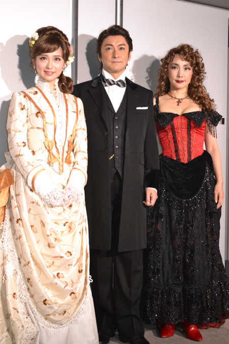会見より。左から、笹本玲奈、石丸幹二、濱田めぐみ