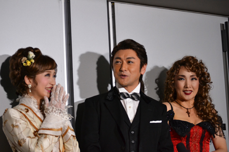 会見より。左から、笹本玲奈、石丸幹二、濱田めぐみ