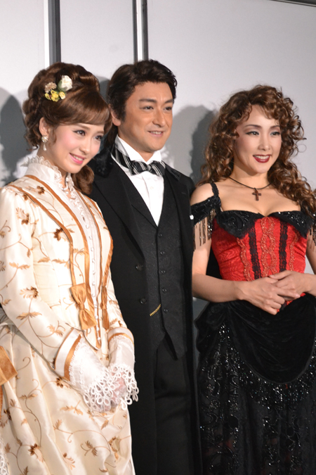 会見より。左から、笹本玲奈、石丸幹二、濱田めぐみ