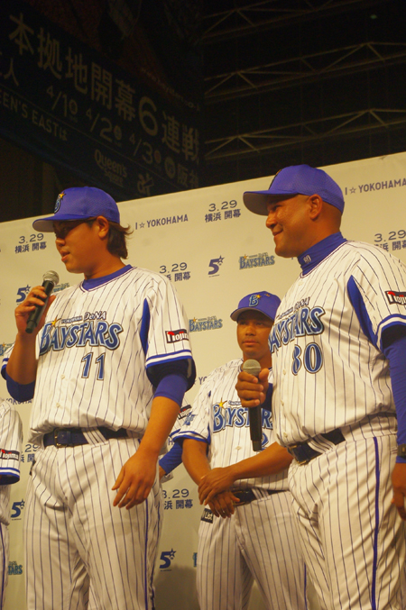写真左より、山口俊、アレックス・ラミレス監督