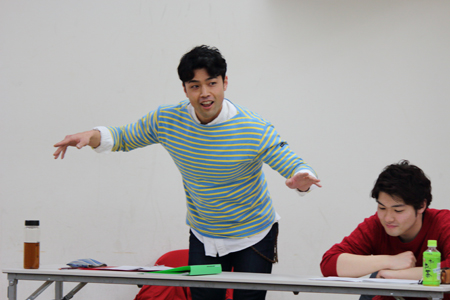 ミュージカル『アップル・ツリー』稽古場より。上野哲也、杉浦奎介