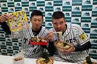 ※記者会見の模様　(左)今成亮太選手　(右)ランディ・メッセンジャー選手