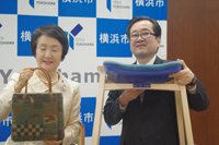 (画像左から）横浜市長　林 文子氏、横浜アリーナ代表取締役社長　東 淳氏