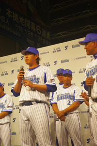 写真左より、山口俊、アレックス・ラミレス監督