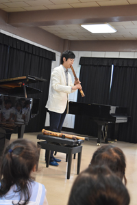 取材当日は、福岡市内の幼稚園で演奏も
