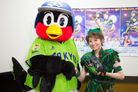（画像左から）つば九郎、唯月ふうか 撮影:石坂大輔