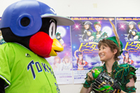 （画像左から）つば九郎、唯月ふうか 撮影:石坂大輔