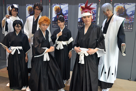 ミュージカル『「ROCK MUSICAL BLEACH」～もうひとつの地上～』(前列左から)甲斐千尋、高野 洸、崎山つばさ、(後列左から)猪野広樹、馬場良馬、美山加恋、遊馬晃祐