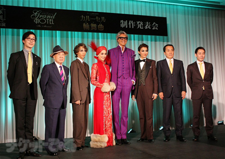 左から、生田大和（演出）、岡田敬二（演出）、美弥るりか、愛希れいか、トミー・チューン、珠城りょう、小川友次（歌劇団理事長）、稲葉太地（演出）