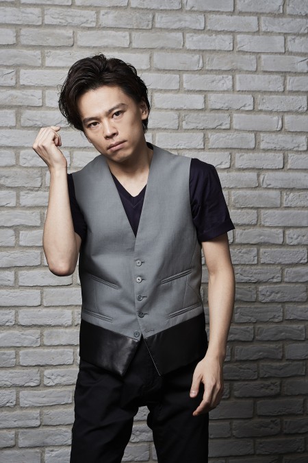 中川晃教　（撮影：早川達也　衣裳：BRAND COLLECT）