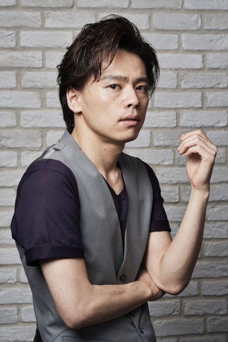 中川晃教　（撮影：早川達也　衣裳：BRAND COLLECT）