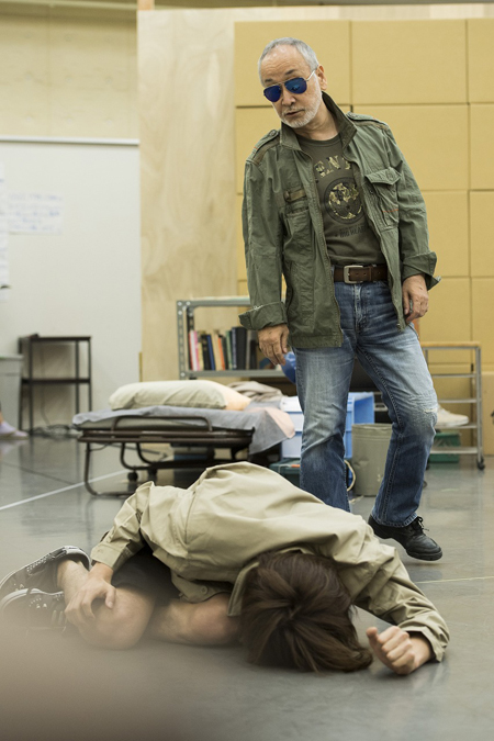 藤原竜也、山本裕典が韓国戯曲の謎めいた世界観に挑む | チケットぴあ