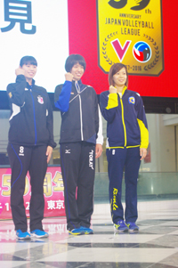 (写真左より)PFU・三橋聡恵、東レ・峯村沙紀、日立・佐藤美弥