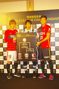 (写真左より) 柏木陽介(浦和レッズ)、中村憲剛(川崎フロンターレ) 、植田直通 (鹿島アントラーズ)