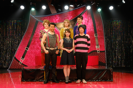 会見より。前列左から、大澄賢也、玉置成実、河原雅彦。後列左から、安田カナ、佐藤仁美、明星真由美　オフィシャルより