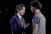 観ると再び観たくなる問題作『Take me out』開幕 | チケットぴあ[演劇
