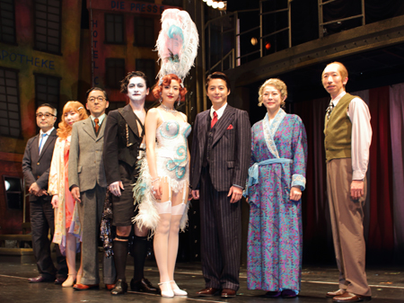 会見より。左から、松尾スズキ、平岩紙、村杉蝉之介、石丸幹二、長澤まさみ、小池徹平、秋山菜津子、小松和重