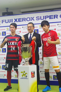 (写真左より) 伊東幸敏(鹿島アントラーズ)、村井満チェアマン、遠藤航(浦和レッズ)