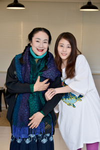 左から、白石加代子、高畑充希　　撮影：源 賀津己　ヘアメイク：市岡愛　スタイリスト：大石裕介
