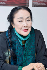 白石加代子　　撮影：源 賀津己　ヘアメイク：市岡愛　スタイリスト：大石裕介