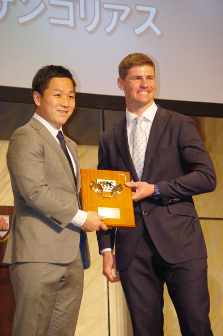 (写真左より)得点王を受賞した小野晃征(サントリー)、プレゼンターの前年同賞のベリック・バーンズ(パナソニック)
