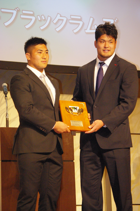 (写真左より)新人賞を受賞した松橋周平(リコー)、プレゼンターの前年同賞の小瀧尚弘(東芝)