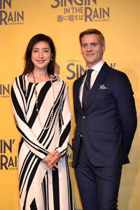 （画像左から）天海祐希、アダム・クーパー
