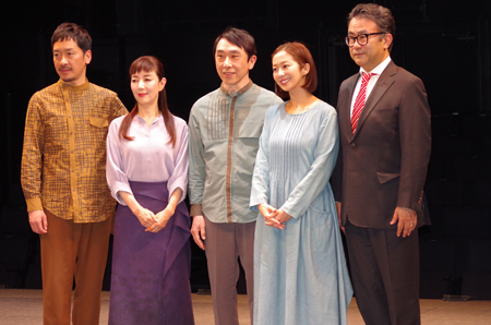 会見より。左から、栗原英雄、戸田恵子、段田安則、優香、三谷幸喜