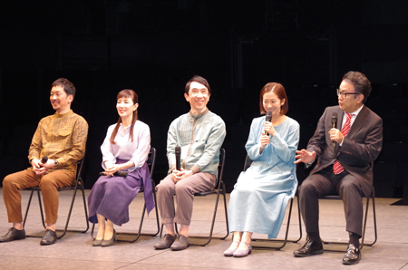 会見より。左から、栗原英雄、戸田恵子、段田安則、優香、三谷幸喜