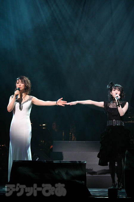 『デスノート THE CONCERT』より。左から、濱田めぐみ、唯月ふうか