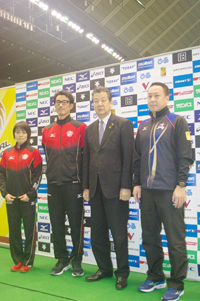 (写真左より)NECレッドロケッツ・岩崎紗也加主将、山田晃豊監督、日本バレーボールリーグ機構・嶋岡健治会長、久光製薬スプリングス・酒井新悟監督