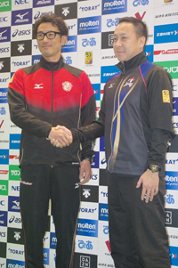 (写真左より)NECレッドロケッツ・山田晃豊監督、久光製薬スプリングス・酒井新悟監督