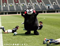 ガッツポーズを決めるくまモン