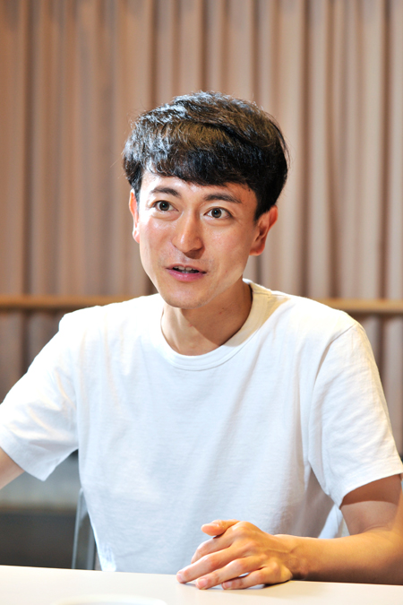 篠山輝信　　撮影：桑原克典