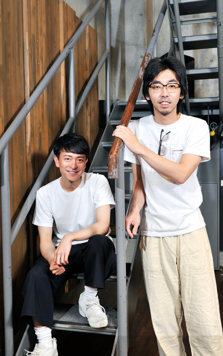 左から、篠山輝信、柄本時生　　撮影：桑原克典