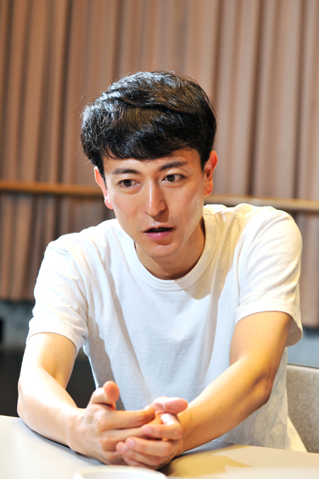 篠山輝信　　撮影：桑原克典