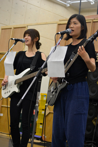 『FILL-IN～娘のバンドに親が出る～』公開稽古より