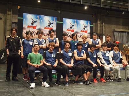 稽古場より。左端に総合演出のEBIKEN、その右隣が元木聖也