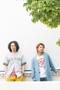 (画像左から）丸尾丸一郎、松岡充 撮影:石阪大輔