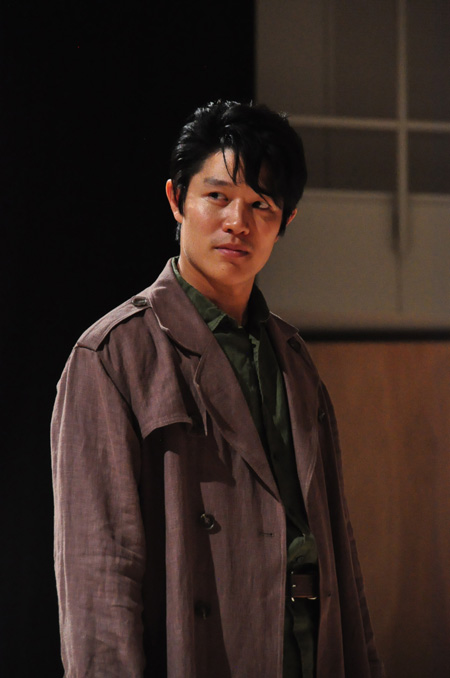 舞台『トロイ戦争は起こらない』稽古場より。鈴木亮平