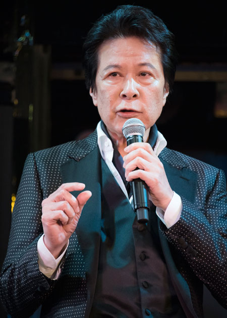 鹿賀丈史　撮影：川野結李歌